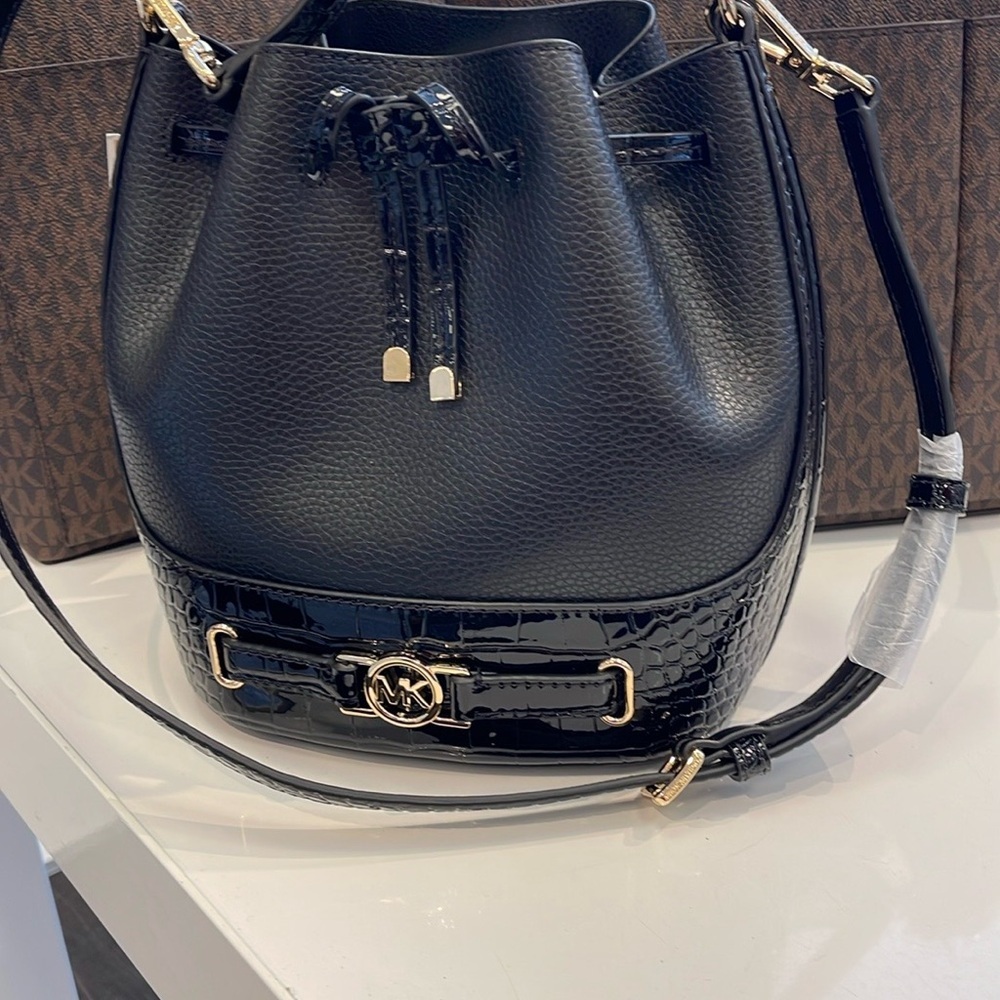 MICHAEL KORS 
Reed Medium Pebbled Leather Belted Bucket Messenger Satchel Crossb - Picture 6 of 16